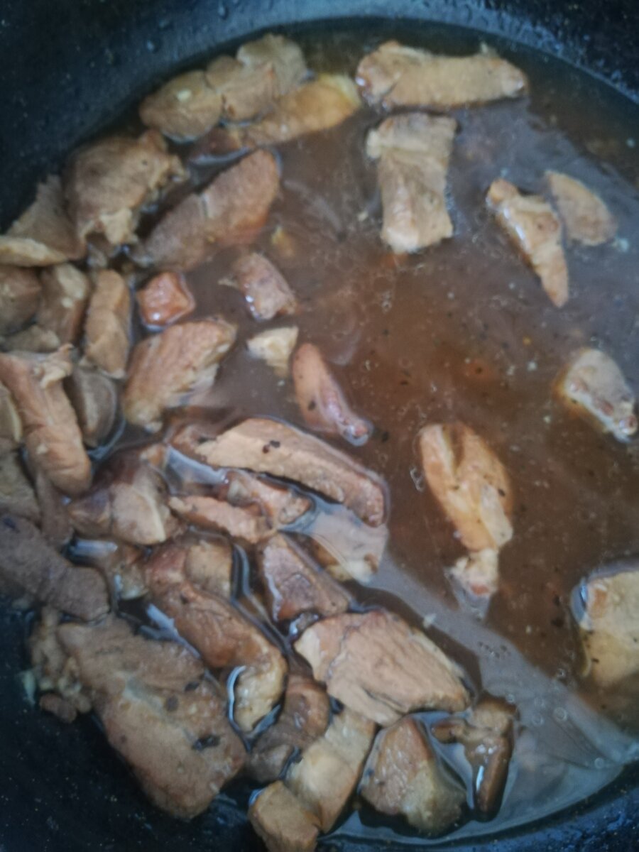 А вот оно в сковороде. Не очень розовое, потому что у меня было не красное, а розовое вино. Поэтому и цвет у мяса не такой насыщенный. Но на вкусе это никак не отражается.