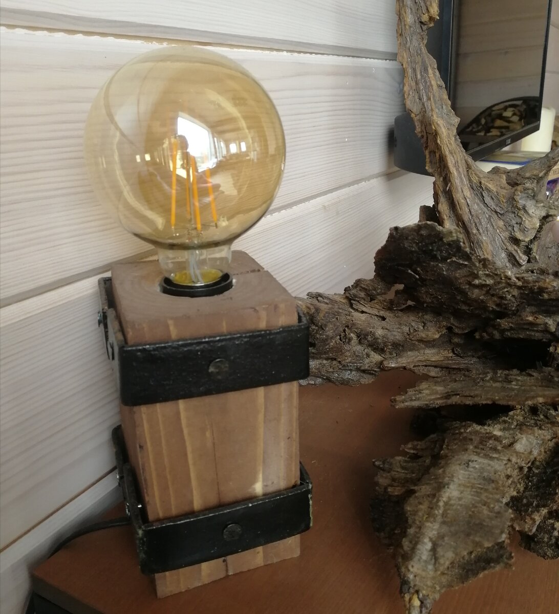 Кабинетная настольная лампа из дерева своими руками..