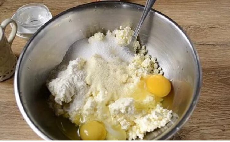 Творог с яйцом и сахаром. Взбить творог с яйцами. Творог с яйцами перемешанный. Творог смешанный с яйцом.