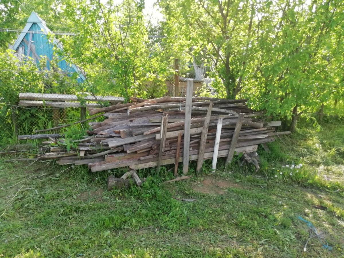 Старые доски на даче