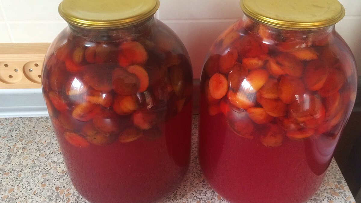 Компот внутри. Вишневый компот в банках. Дом компота в майнкрафте. Дом компота в майнкрафте. Компот с иргой и вишней.