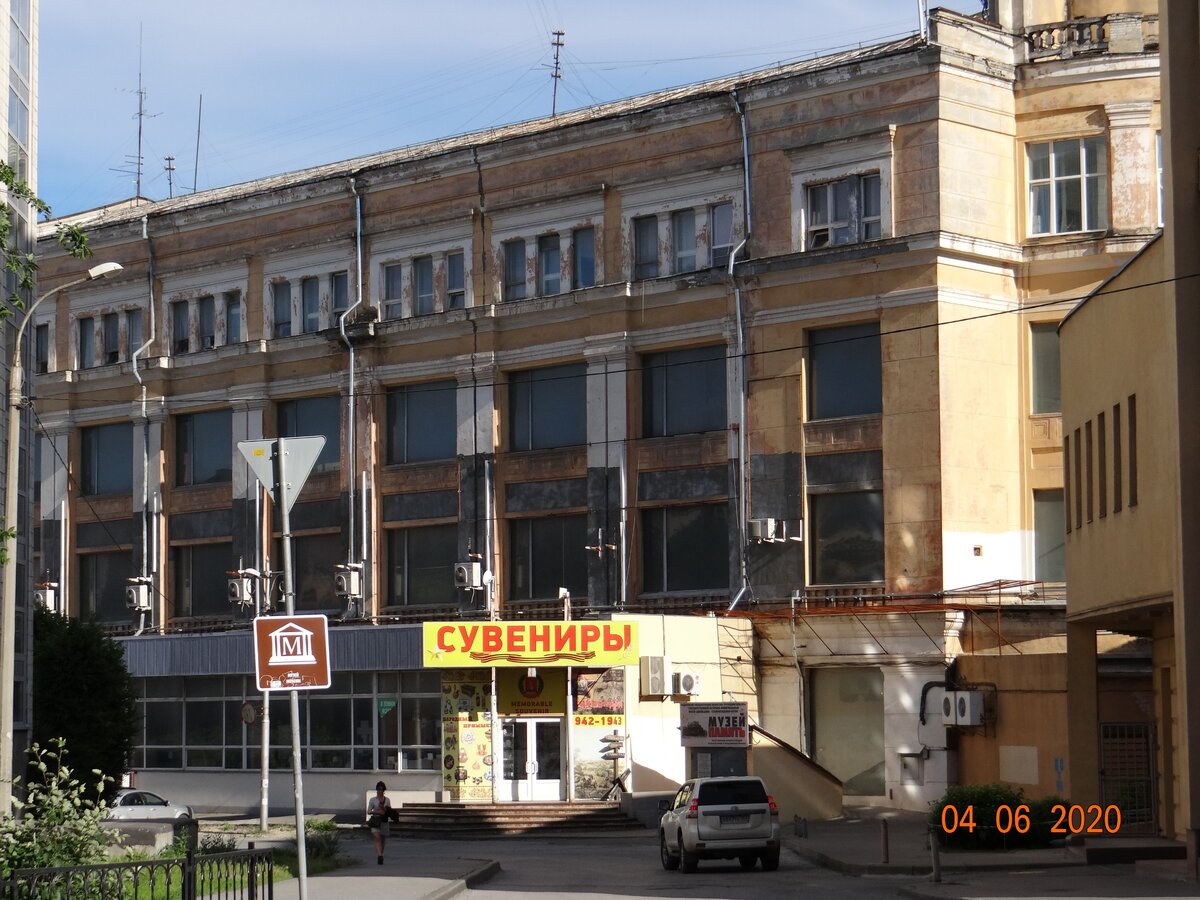 Теперь можно увидеть только это крыло здания универмага.