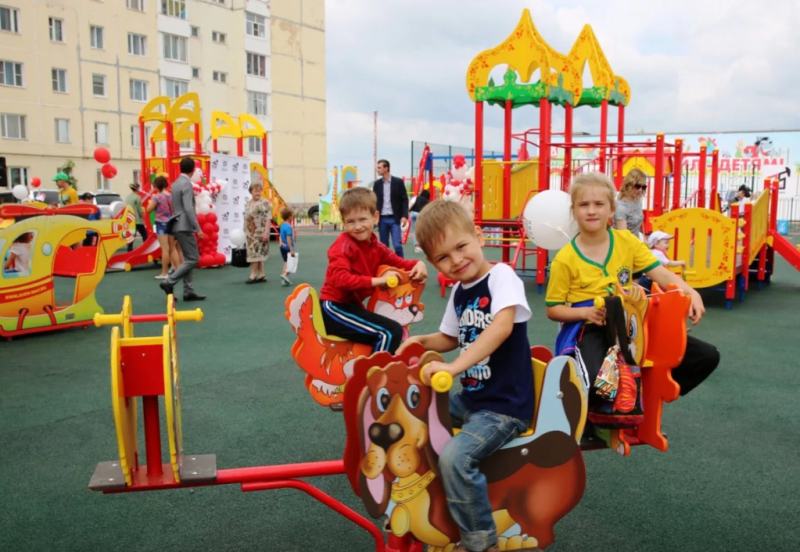 Жители дома сами решают по федеральной программе, что нужно установить во дворе. Фото: todaykhv.ru.