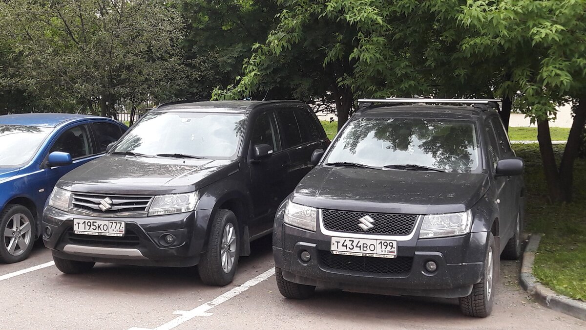 Фото автора. Компактные, полноприводные кроссоверы Сузуки Гранд Витара. Дополнительно к постоянному полному приводу есть возможность блокировки межосевого дифференциала и пониженный ряд передач. До полноценного внедорожника не дотягивают малым клиренсом (200мм). Справа модель 2005-2008г 2л 140л.с. Слева более поздняя модель 2,4л-169 л.с. И ко всему прочему, такие машины выпускались только в Японии, никакой другой сборки просто не было. Очень жаль, что таких авто больше не производят.
