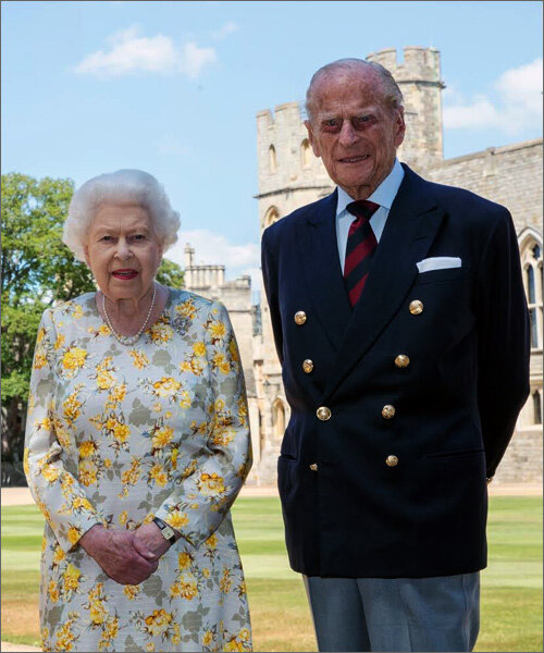 Королева Елизавета II с супругом — принцем Филиппом: «Эта фотография была сделана на прошлой неделе [по сообщению журнала People, 1 июня] в Виндзорском замке, чтобы отметить 99-летие Его Королевского Высочества». Фото из твиттера королевской семьи (https://twitter.com/RoyalFamily)