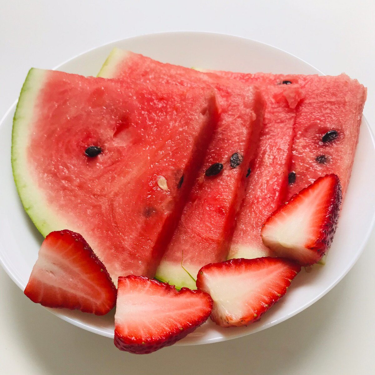 Завтрак: арбуз и 2 клубнички