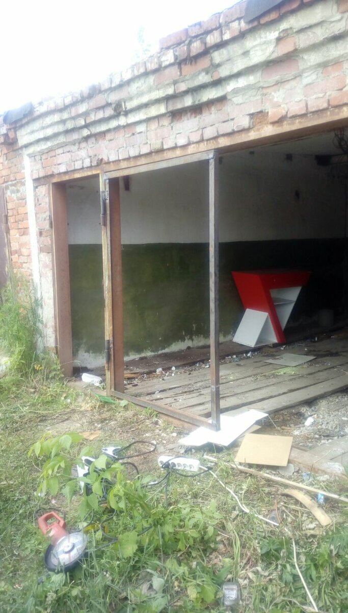 Сам установка  ворот а заброшенном гараже 