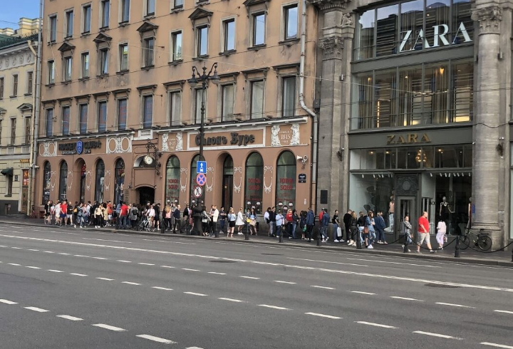 Очередь в ZARA в Санкт-Петербурге после снятия карантина COVID-19. Июнь. 2020. Фото: https://yandex.ru/images/