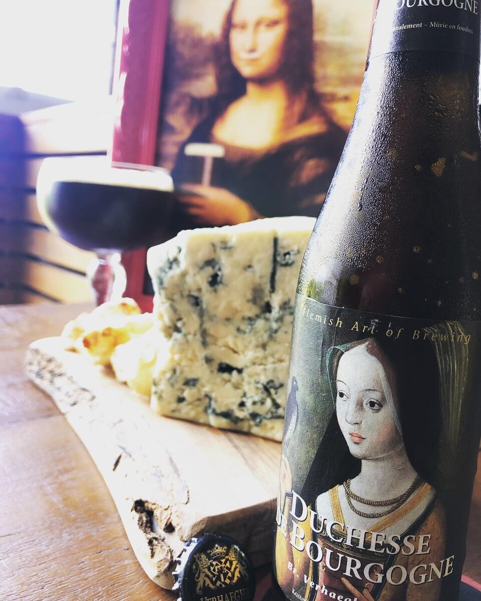 Duchesse de Bourgogne переводится как "Герцогиня Бургундская", и не имеет никакого отношения к грушевому дюшесу