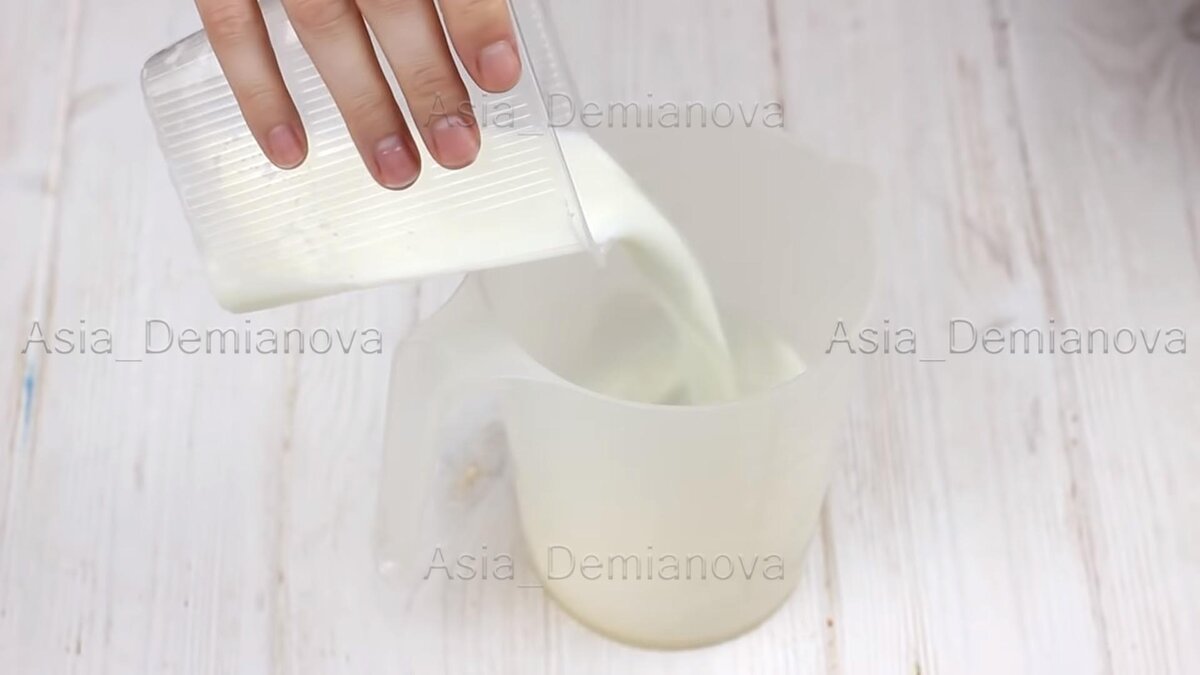 Для начала сделаем опару, наливаем 150 грамм молока...