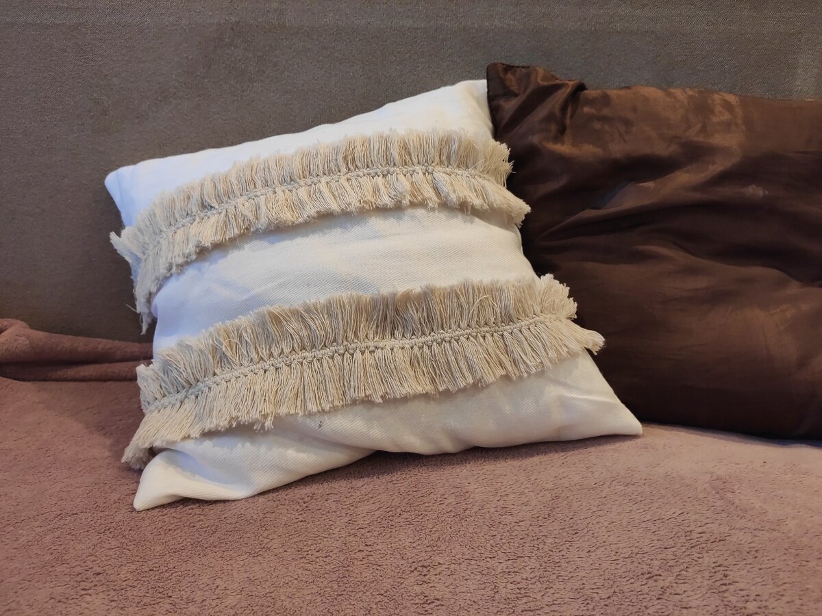 Белая подушка сшита мной вручную