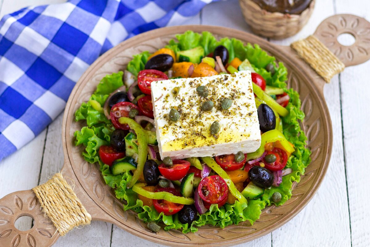 Греческий классик. Салат греческий классический. Греческий салат рецепт классический рецепт. Греческий салат состав. Что такое орегано для греческого салата.