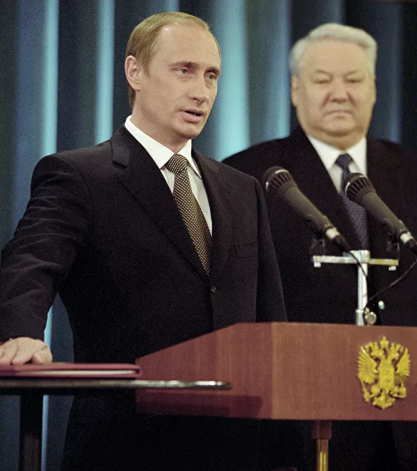 В. Путин принимает президентскую присягу. Б. Ельцин наблюдает