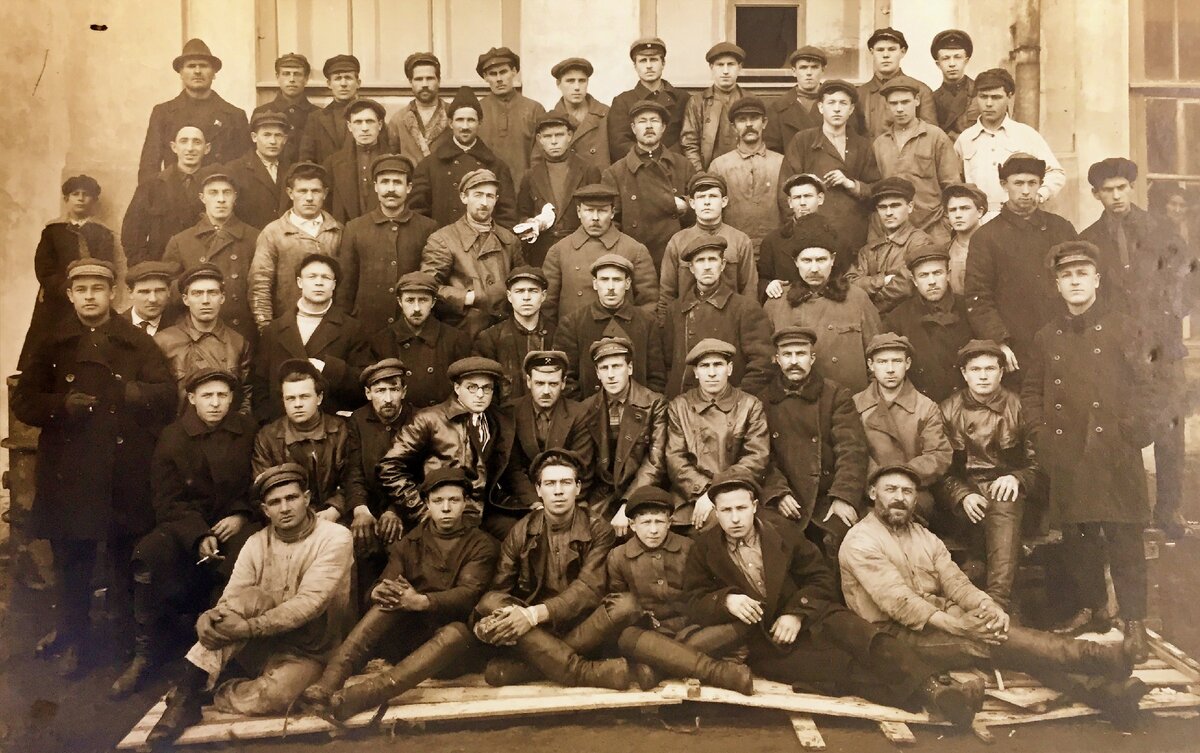 Работники фабрики свобода