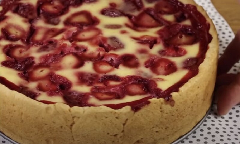 Кремовый пирог с клубникой
