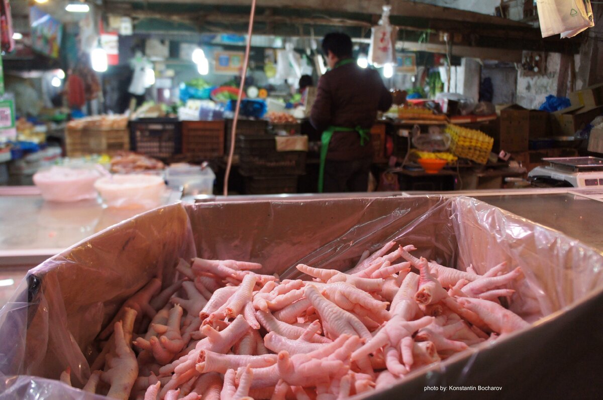 Куриные лапки - лакомство в Китае.