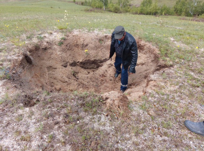 Самая глубокая из всех обнаруженных ям – 10 метров. Фото: газета «Вечорка»