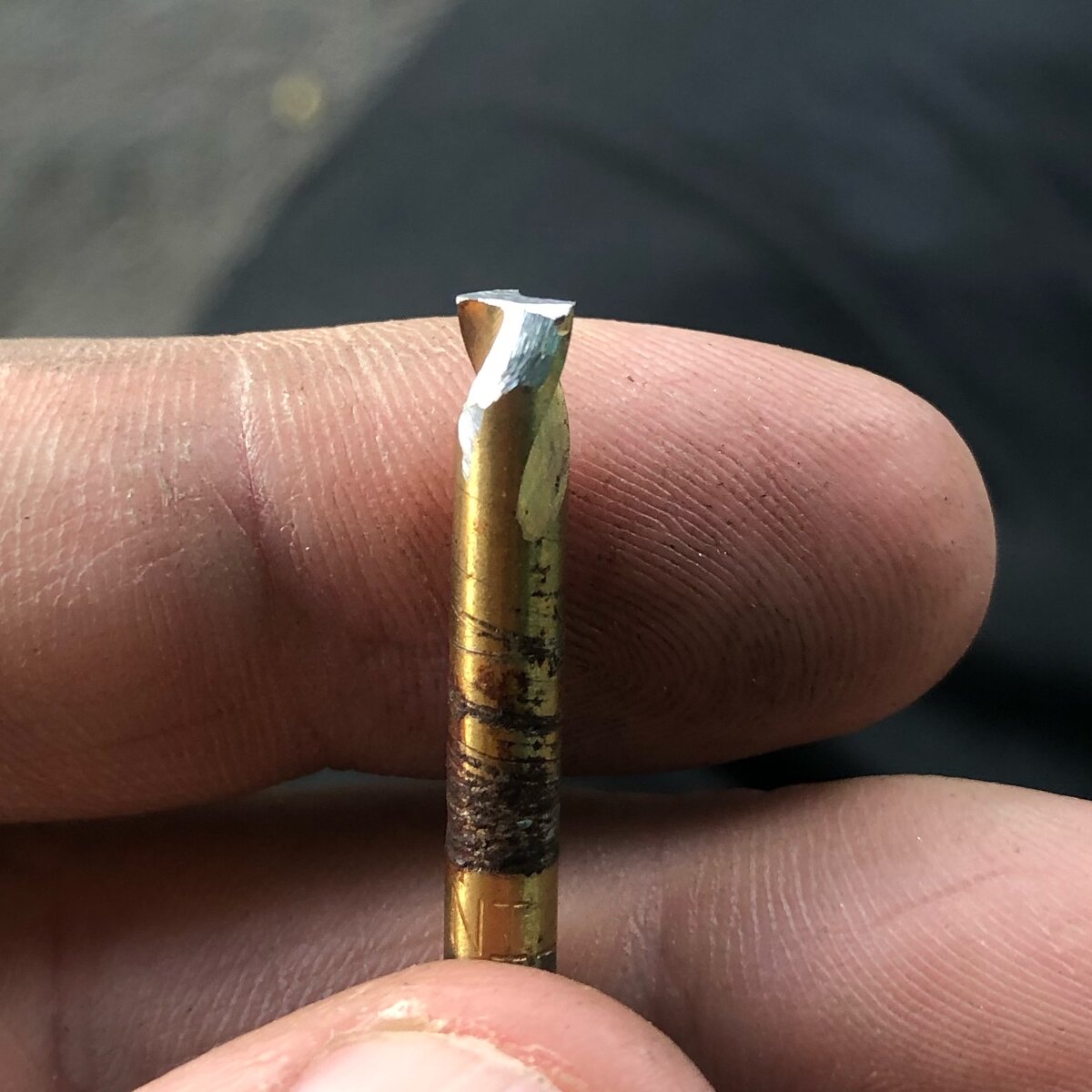 Молоток гвоздодер сломанный. Запрещается отключать и подключать устройства компьютера. Сломанная кувалда. Как использовать сломанный. Высверлить болт м4.