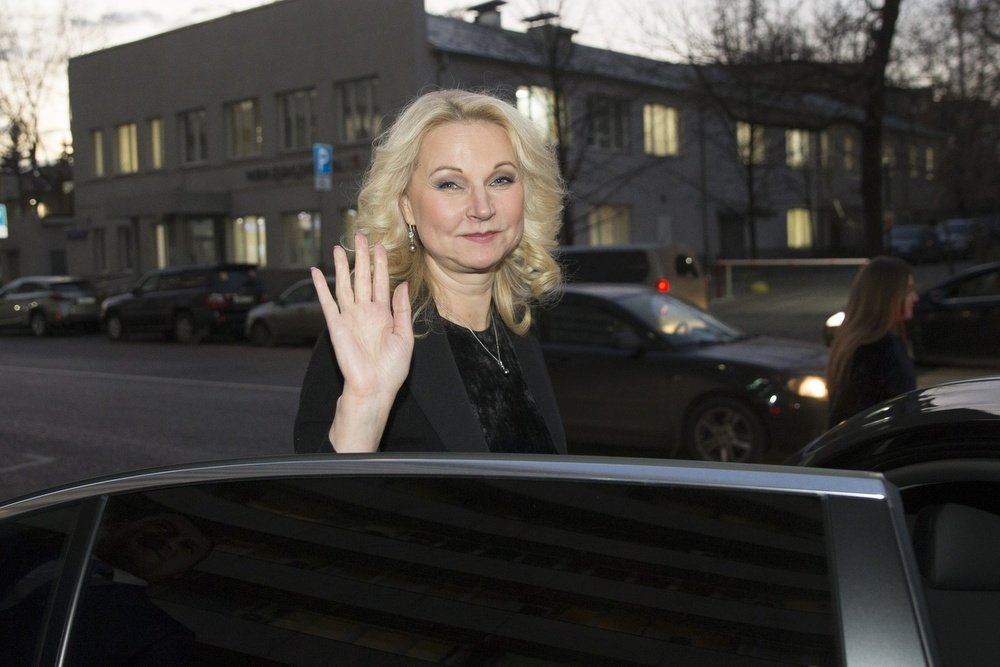Татьяна Голикова садится в правительственный автомобиль. Источник: Яндекс Картинки