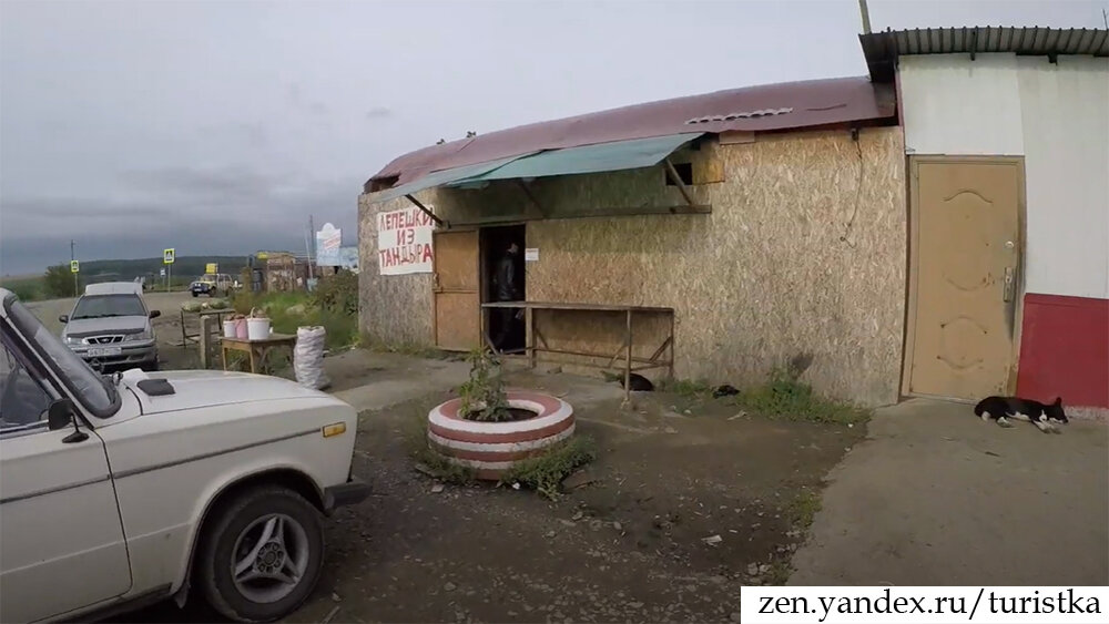 Лепешки из тандыра на местном рынке