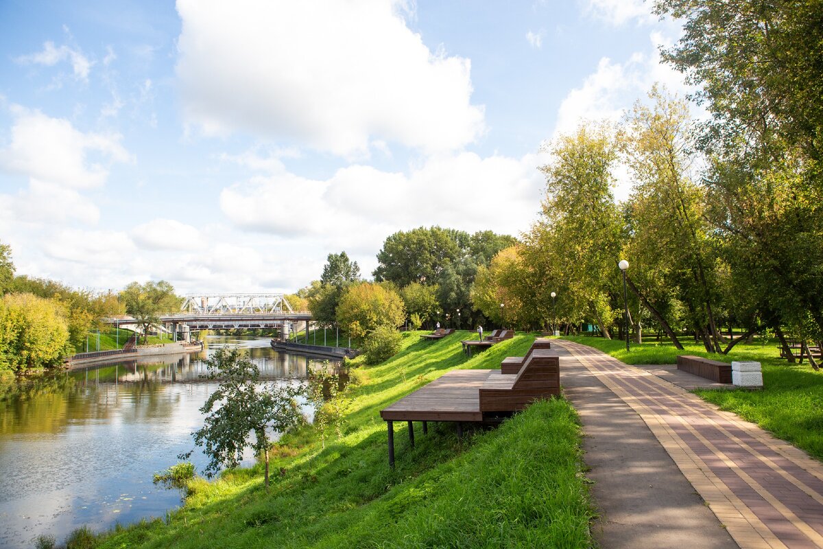 Парк берег реки сходня. Парк на берег реки. Сходня московская область. Парк берег реки сходня в покровском-стрешневе. Калининград площадка под мостом.