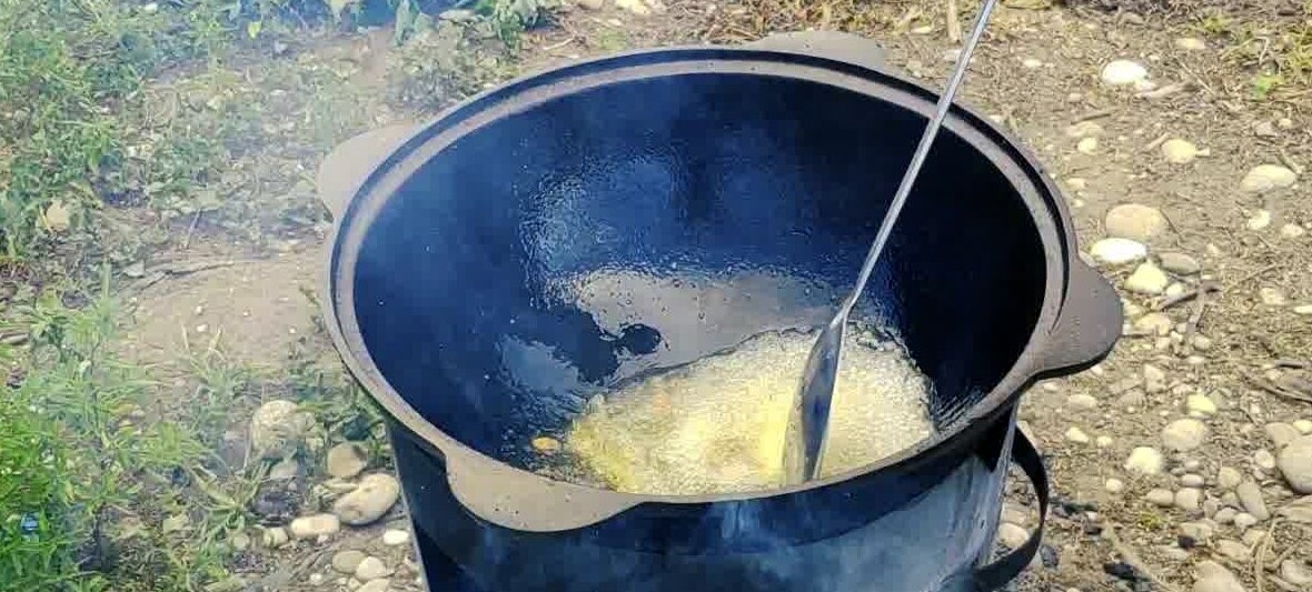 Сливочное масло растапливается в растительном