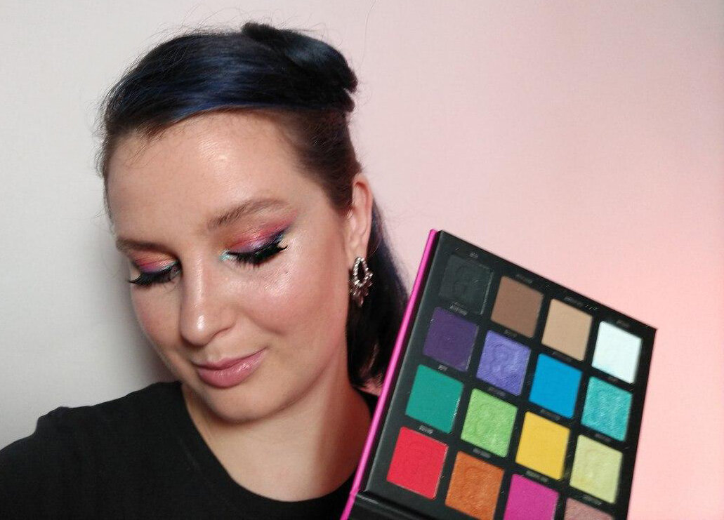 Скажу честно - 8 часов оно держалось с фиксирующим спреем. Как ушла из дома, в таком же виде и пришла.