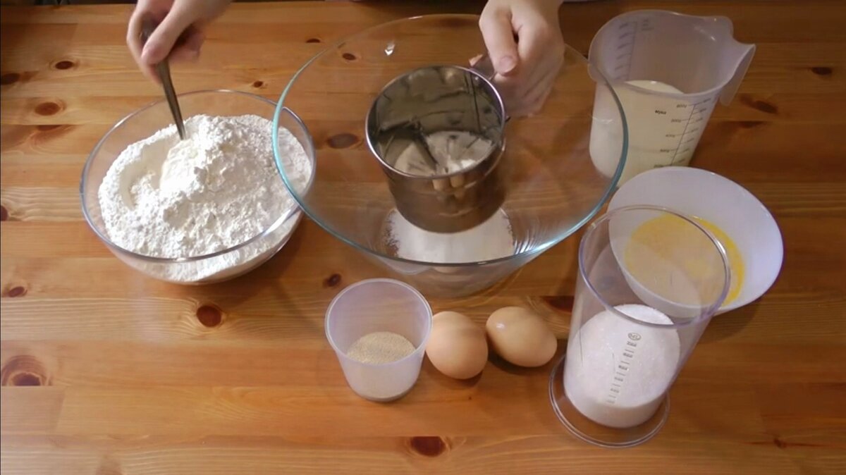 Все ингредиенты: мука, дрожжи, сахар, масло, яйца, молоко свешиваем в глубокой ёмкости.