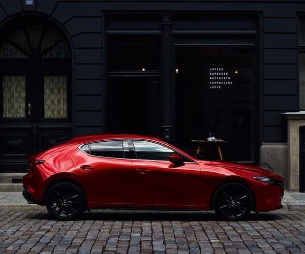 Ярко-алая, спортивная машина.