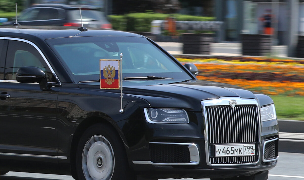 Машина президента РФ Аурус