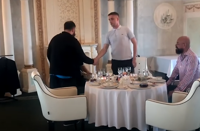 Рукопожатие Зелимхана и Коваленко