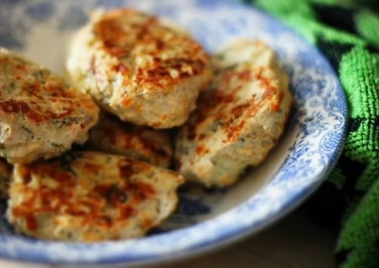 Функциональная мультиварка – устройство, которое на домашней кухне может заменить обычную плиту, духовку, фритюрницу и еще пару-тройку полезных гаджетов. В мультиварке с функцией «Мультиповар» и поддержкой режима «Жарка» можно приготовить самые разнообразные котлеты.Классика: котлеты из мясного фарша
Любая хорошая мультиварка в интернет-магазине отлично подходит для готовки классических котлет из фарша.
