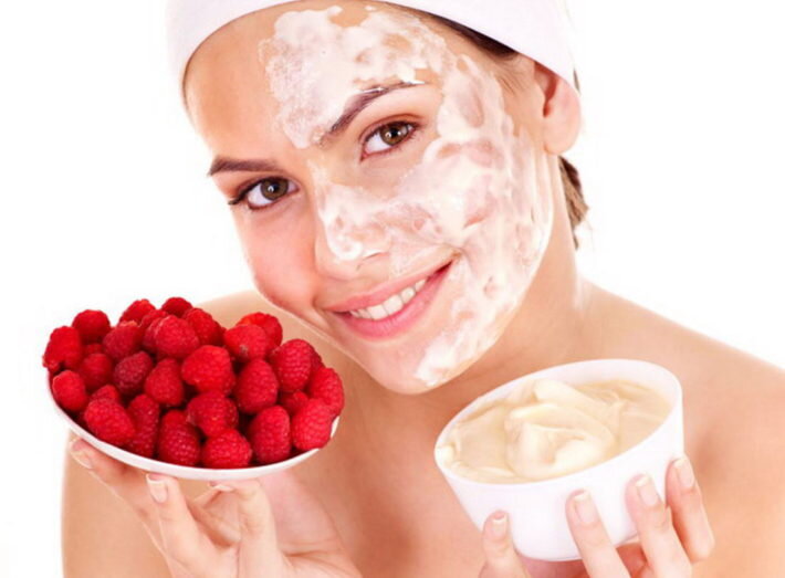 Маски с малиной питают и увлажняют кожу лица