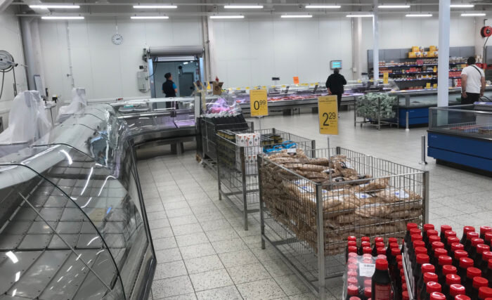 Хотя бизнес и не прогорел, объёмы торговли настолько уменьшились, что часть длинного рыбного прилавка в магазине Disas в Мустоле теперь пустует. Фото: редакция сайта «Это Финляндия»