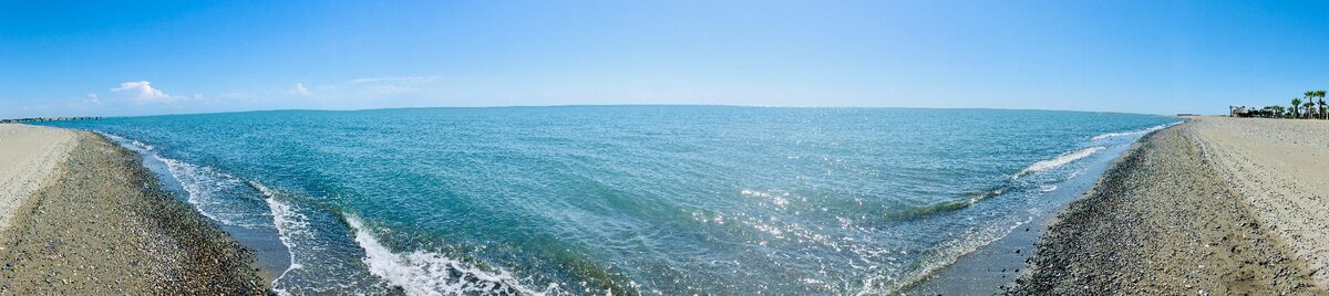 Пустынный пляж только для двоих