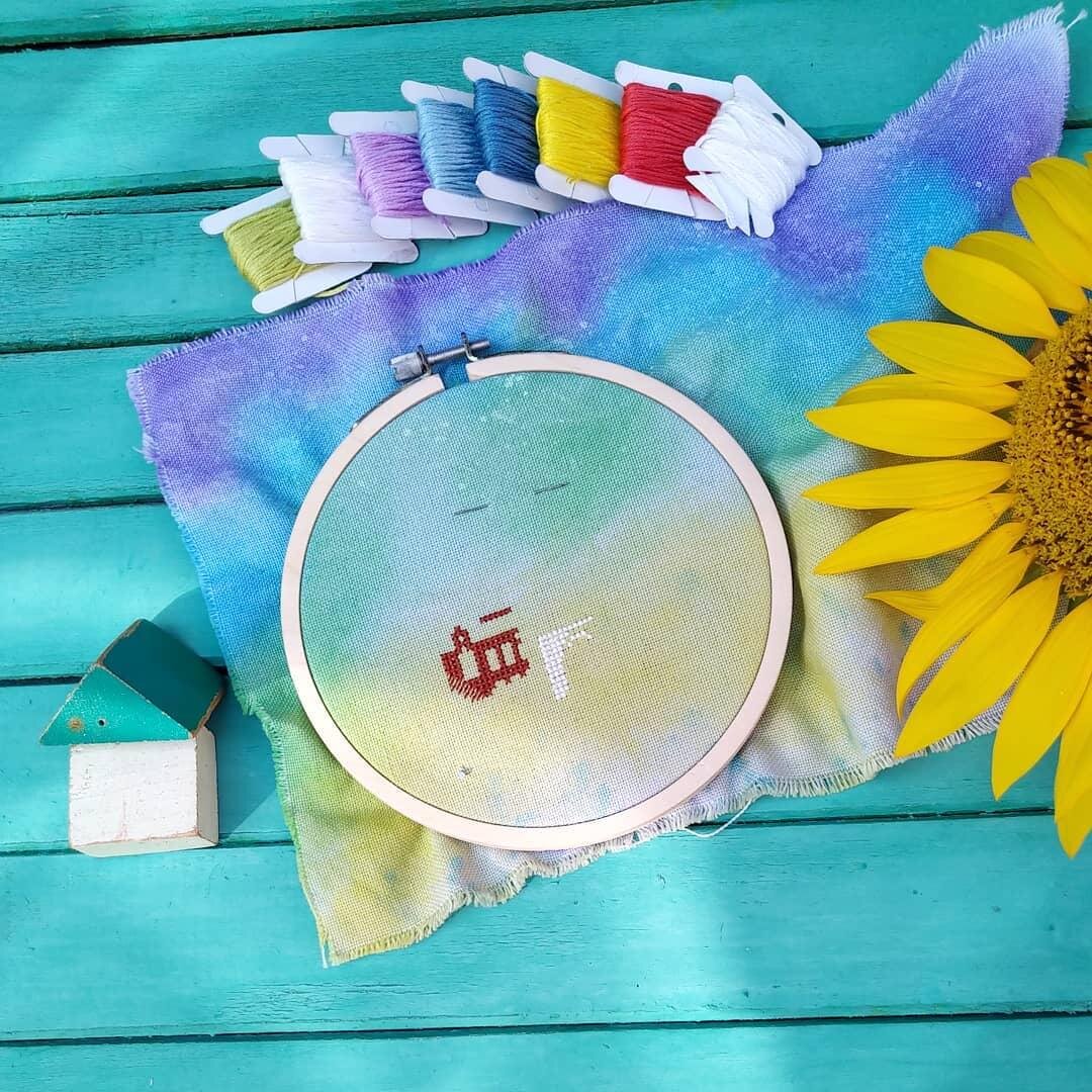 Крошечные белые звездочки или быть может снежинки я ставила на уже готовую работу.