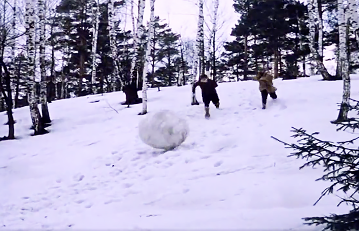 Кадр из короткометражной комедии Гайдая "Самогонщики"