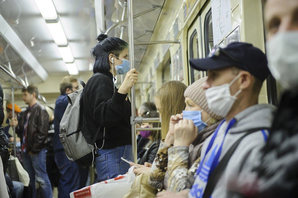 Количество случаев коронавируса в нашей стране вплотную приблизилось к рекорду, который выявлялся за сутки на пике эпидемии весной (в первых числах мая). Фото: Алексей БУЛАТОВ