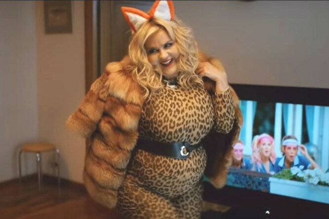 А это Анна Семенович в пластическом гриме и сложном костюме показывает нам неправильную шубу для толстушки. Почему - разберемся ниже