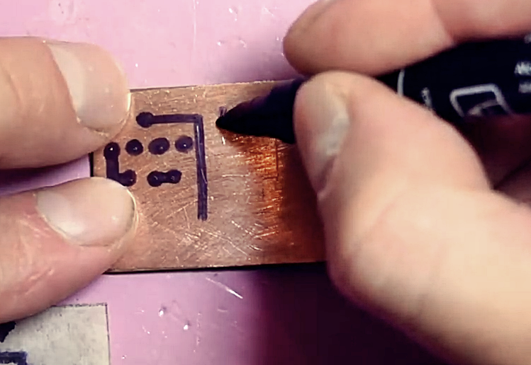 Простой и дешёвый способ протравить плату в домашних условиях ...