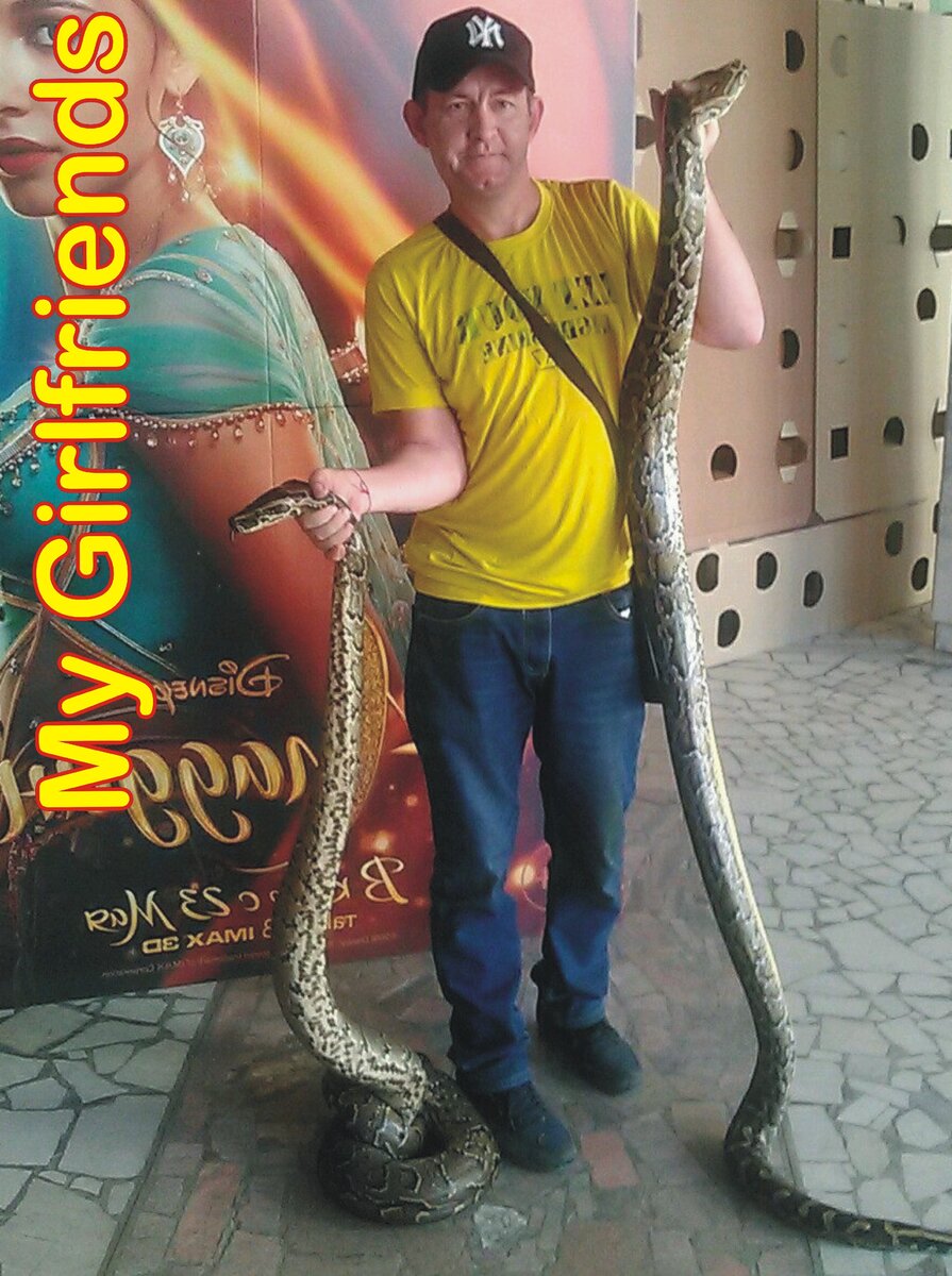 Пришел с двумя подружками в кино