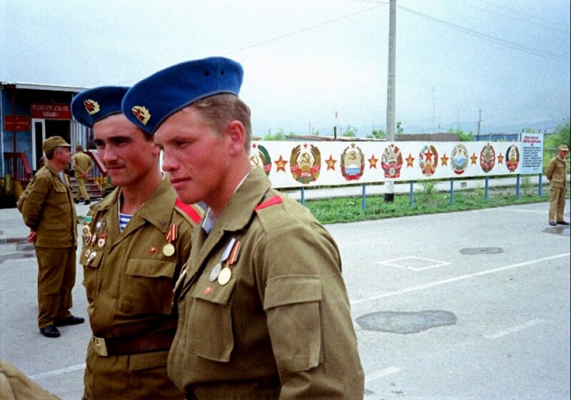 Деды 103 ВДД. Предположительно десантники 350 ПДП, готовятся к выводу. 1988 год. Кабул. Фото из открытых источников.