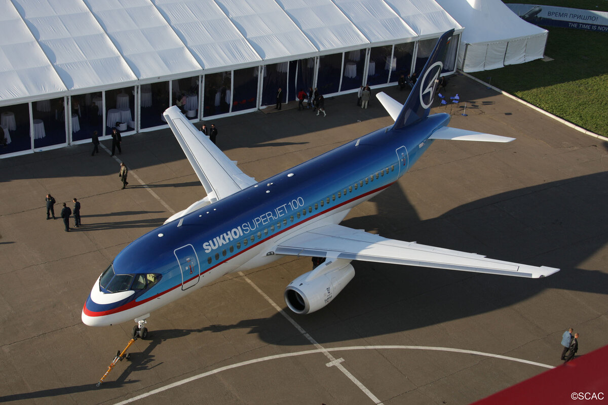 Выкатка SSJ-100 из ангара перед взлетом