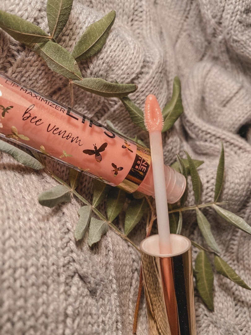 удобно наносить блеск на губы