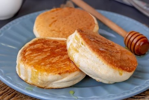 Необычный вариант панкейков из привычных продуктов - пышные оладушки-панкейки без сливочного масла. Изюминка блюда в добавлении взбитых белков, благодаря чему тесто получается воздушным, а готовые панкейки - мягкими и нежными, словно суфле. Попробуйте!