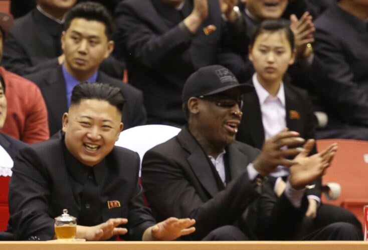 ФАЙЛ AP/ Лидер Северной Кореи Ким Чен Ын (слева) и бывшая звезда НБА Деннис Родман наблюдают за игроками Северной Кореи и США.