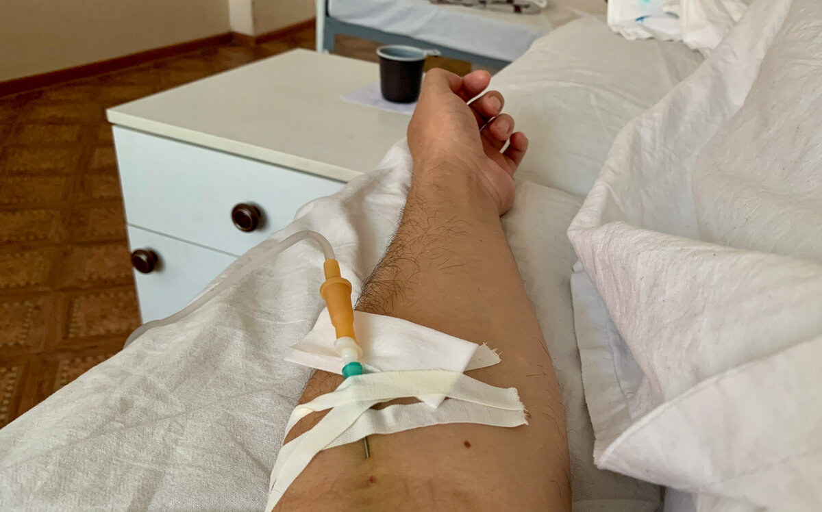 Сельский учитель под капельницей