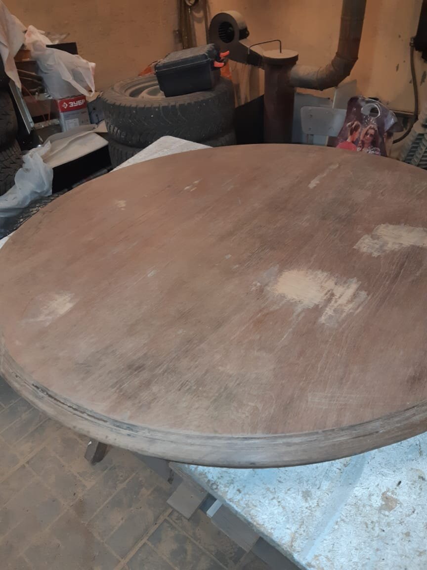 Столешницу отделяем от ножек.