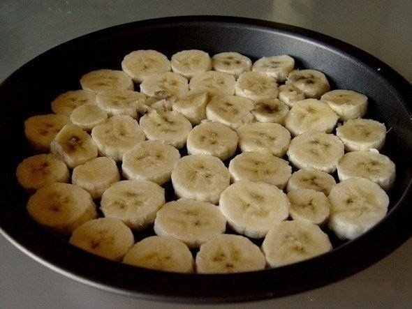 Процесс выкладывания начинки на дно.