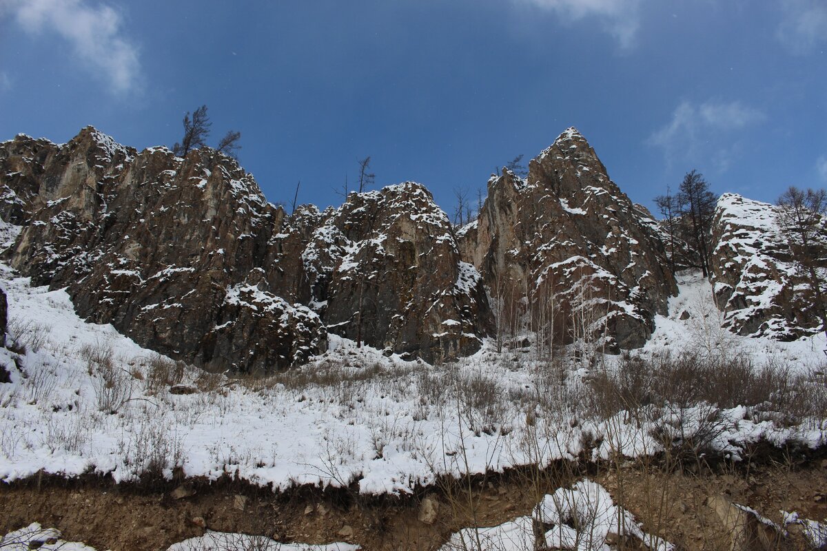 Скалы вдоль дороги в Коммунар